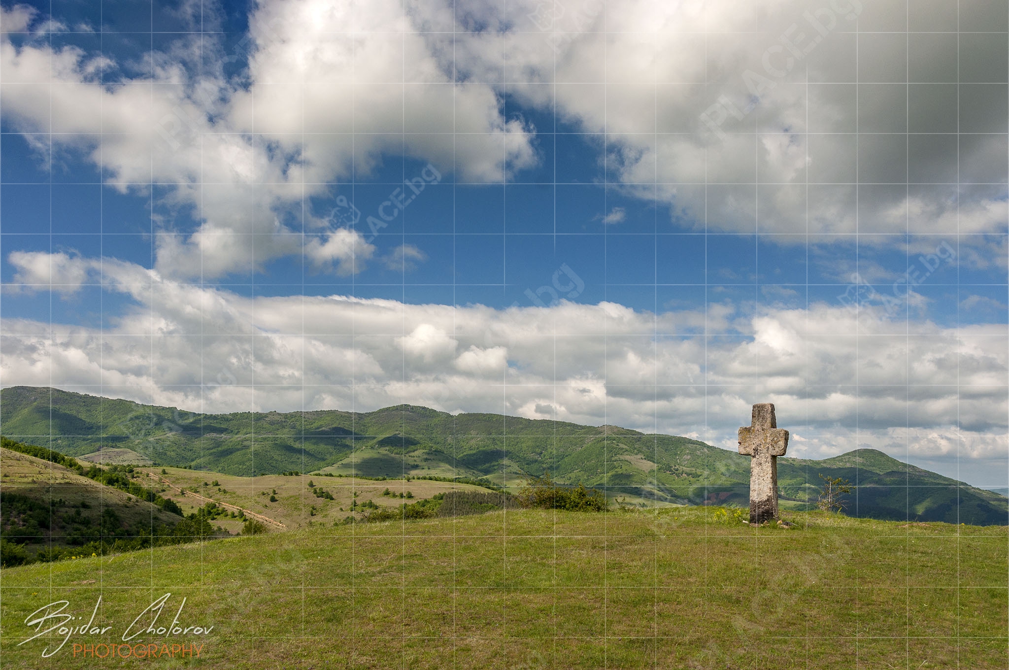 Оброчен кръст над Гушовски манастир Свети Архангел Михаил