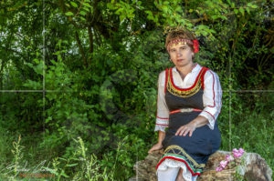Фотосесия с носия в потопената църква &bdquo;Свети Атанасий&ldquo;, язовир Копринка