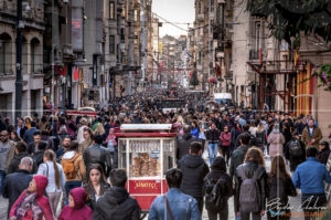 Безопасното преминаване на "Nostaljik tramvay" по улица Istiklal е "Mисията невъзможна"
