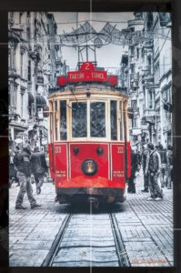 Като един от символите на Истанбул "Nostaljik tramvay" го има на много сувенирни постери