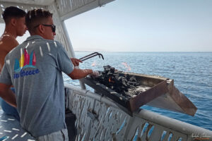 Разпалване на барбекюто на борда на корабчето за разходки