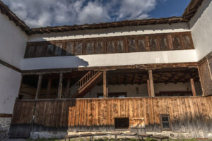 Алибеев конак - чардак и стълба към втория кат
