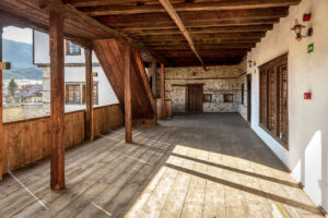 Алибеев конак - чардака със стълбата към втория етаж