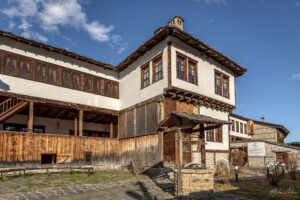 Алибеев конак - двора с кладенеца