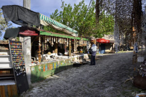 Сергии по пътя към храма на Атина в Асос