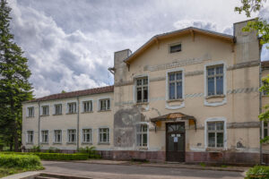 Изоставената "Държавна минерална баня" във Вършец