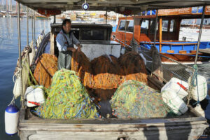 Рибарска лодка на пристанището в Бодрум