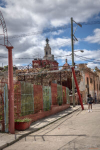 Алея Callej&oacute;n de Hamel, в дъното манастира "Дева Мария от Кармел"