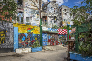 Алея Callej&oacute;n de Hamel - пъстри графити