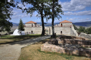 Вътрешния двор на крепостта Цари Мали Град