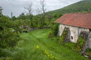 Входната порта и двора на църквата Св. Георги Руян до Орешец