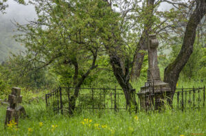 Останки от старото гробище в двора на църквата &bdquo;Свети Георги Руян&ldquo;