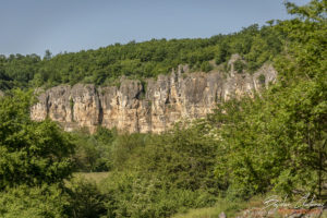 Отсрещния бряг на река Вит с пещерите в него
