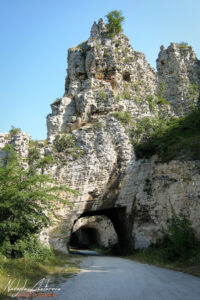 Тунелите под Чудните скали на стария път