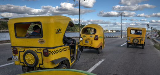 Пътуване с „Coco Taxi“ в Хавана