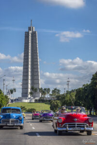 Класически американски ретро коли на фона на Jos&eacute; Mart&iacute; Memorial