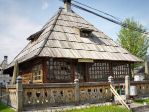 Красивите дървени къщи на Мечавник