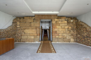 Експозиционната зала пред предната фасада на гробницата на Севт III в Голяма Косматка