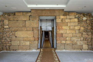 Предната фасада на гробницата на Севт III в Голяма Косматка