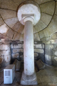 Колоната в погребалната камера на гробница Шушманец