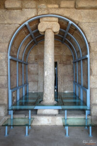 Преддверието и колоната на входа на гробница Шушманец