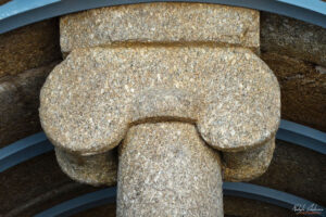 Капителя на колоната на входа на гробница Шушманец