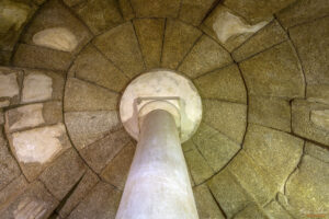 колона в средата на погребалната камера на гробница Шушманец