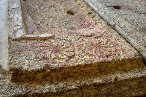 Флорални мотиви върху вратата на гробница Шушманец