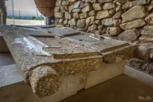 Двукрилата каменна врата на гробница Шушманец