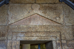 Декорацията над входа към погребалната камера на гробница Шушманец