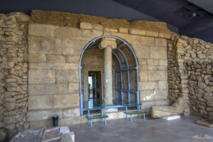 Колоната, подпираща входа на гробница Шушманец