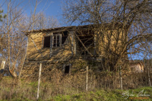 Задната фасада и избените помещения на ханчето в с. Курново