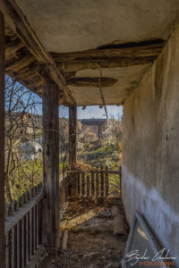 Верандата на изоставеното ханче в село Курново