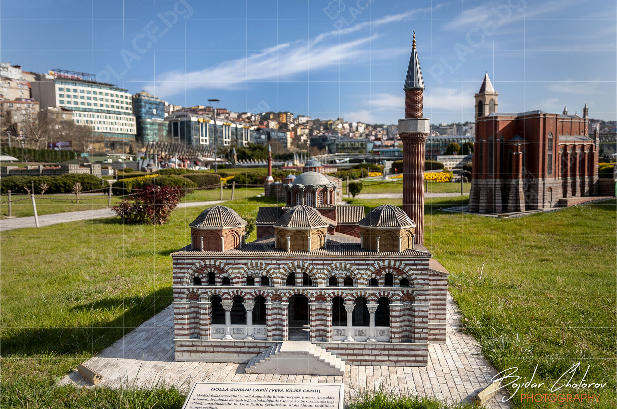 Парк Miniatürk - макет на джамията Molla Gurani в Истанбул