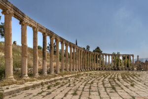Джераш - Колонадата обграждаща Форумът