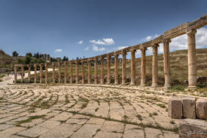 Джераш - Колонадата обграждаща Форумът