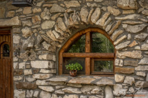 Каменните къщи край Карлуково изработени предимно от естествени материали