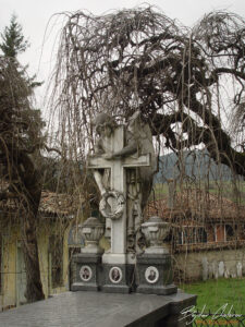 Копривщица - гробът на хаджи Ненчо Палавеев в двора на "Сината църква"