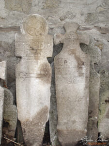 Надгробни кръстове (паметници), на които е обозначено с какво се е занимавал човека приживе