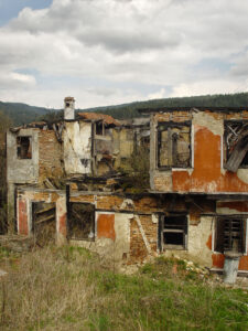 Копривщица - останки от стара българска къща след пожар