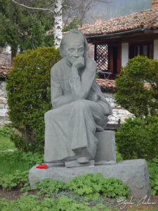 Скулптура &bdquo;Майка&ldquo; - къща-музей Димчо Дебелянов