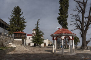 Беседка в двора на Кукленския манастир