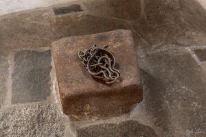 Място за оковаване на психично болни в църквата &bdquo;Св. св. Козма и Дамян&ldquo; - Кукленски манастир