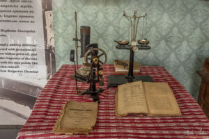 Лаборатория за тестване на розово масло в музея на розата