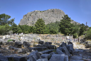 Руините на Приене на фона на планината Микале (Mount Mycale)