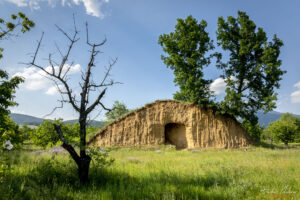 Прокопаната могила в близост до Мъглиж