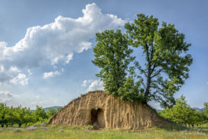 Прокопаната (срязаната) могила в близост до Мъглиж