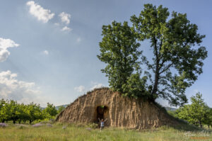 Прокопаната могила