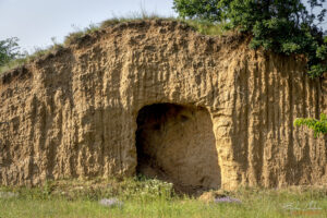 Прокопаната могила - следите от багерите използвани при разкопаването ѝ