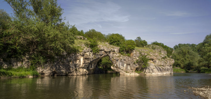 Скалната арка край село Ъглен